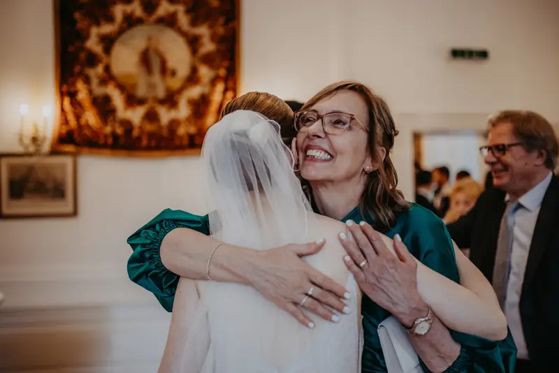 Brautmutter umarmt die Braut