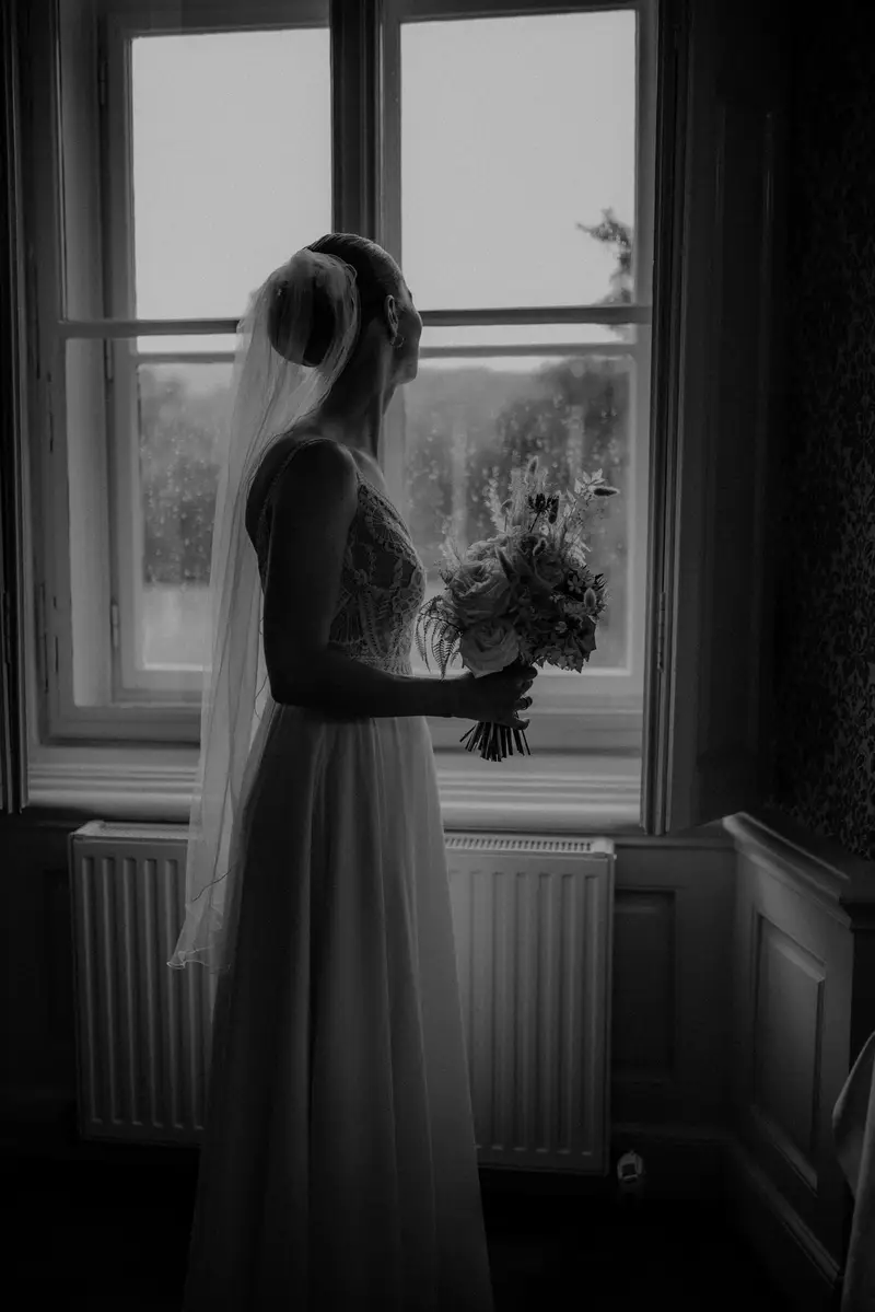 Braut vor dem Fenster im Schloss Miller von Aichholz