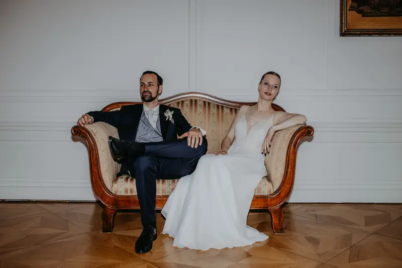 Brautpaar auf der Couch im Schloss Miller von Aichholz