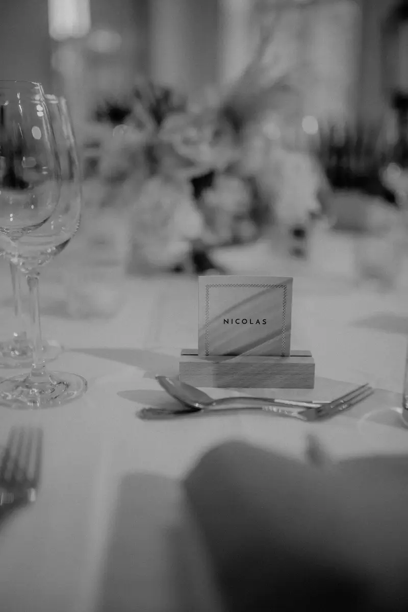 Namensschild auf dem Hochzeits Tisch