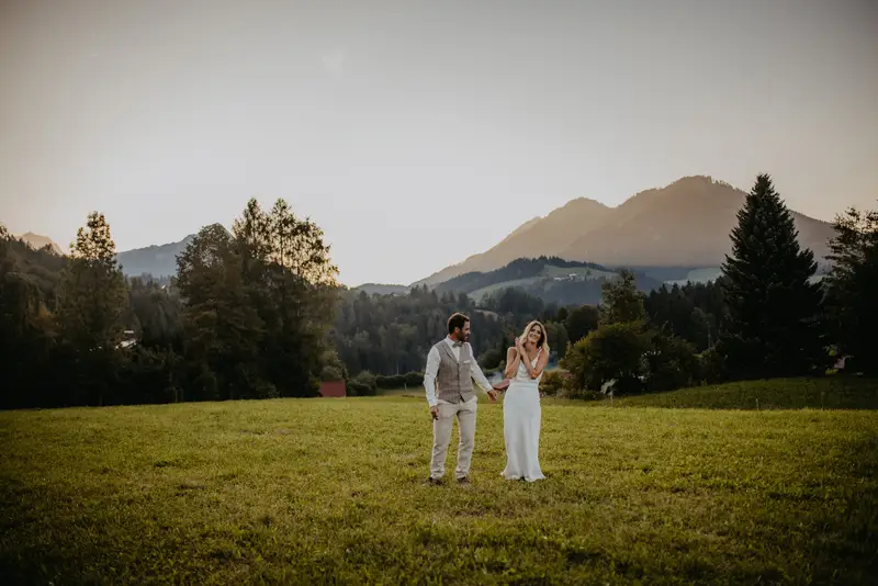 Brautpaar bei ihrer Hochzeit in einer Wiese bei der Villa Bergzauber