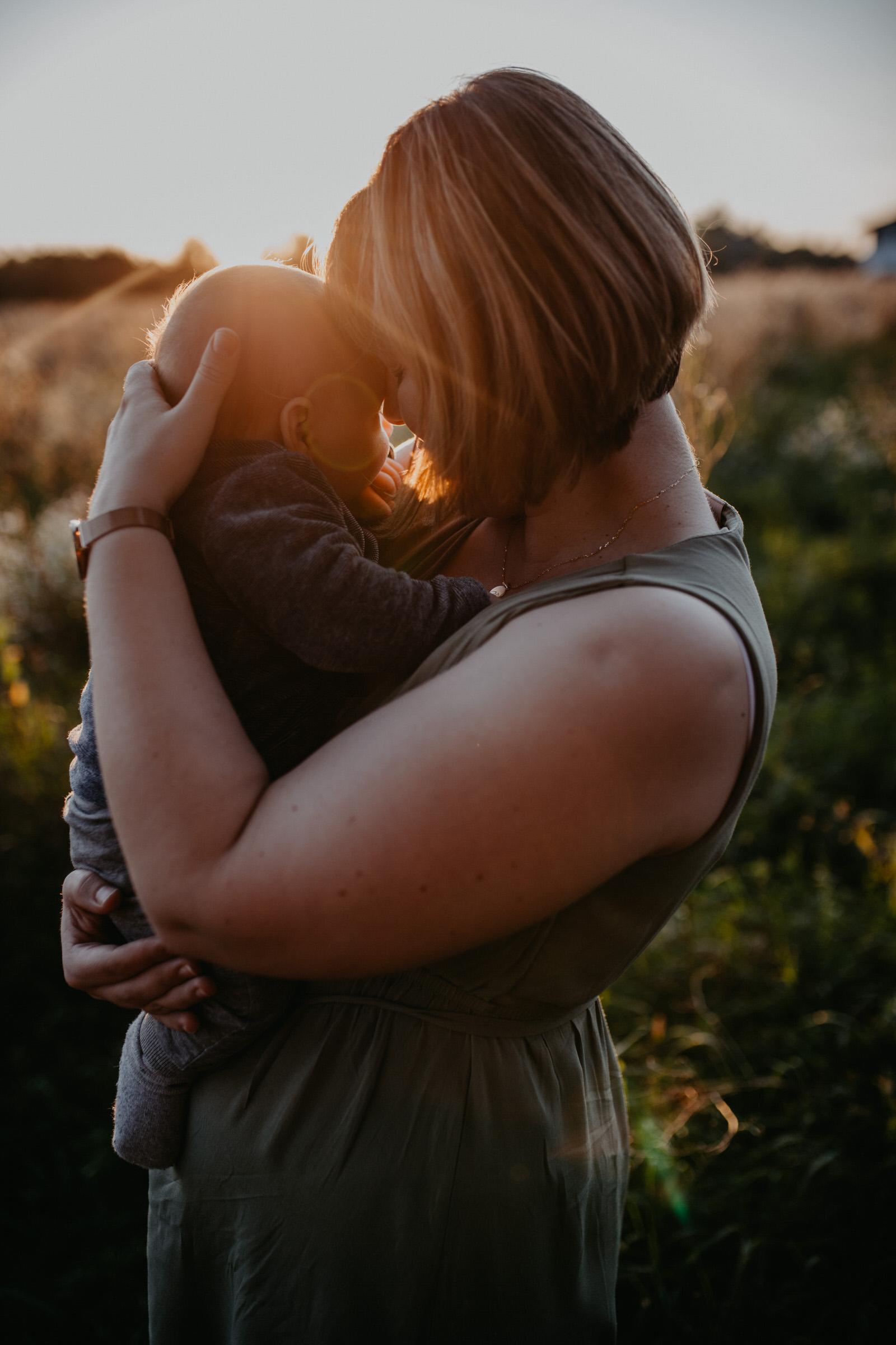 Fotoshooting mit Baby in Wels von familienfotograf Lichtflut